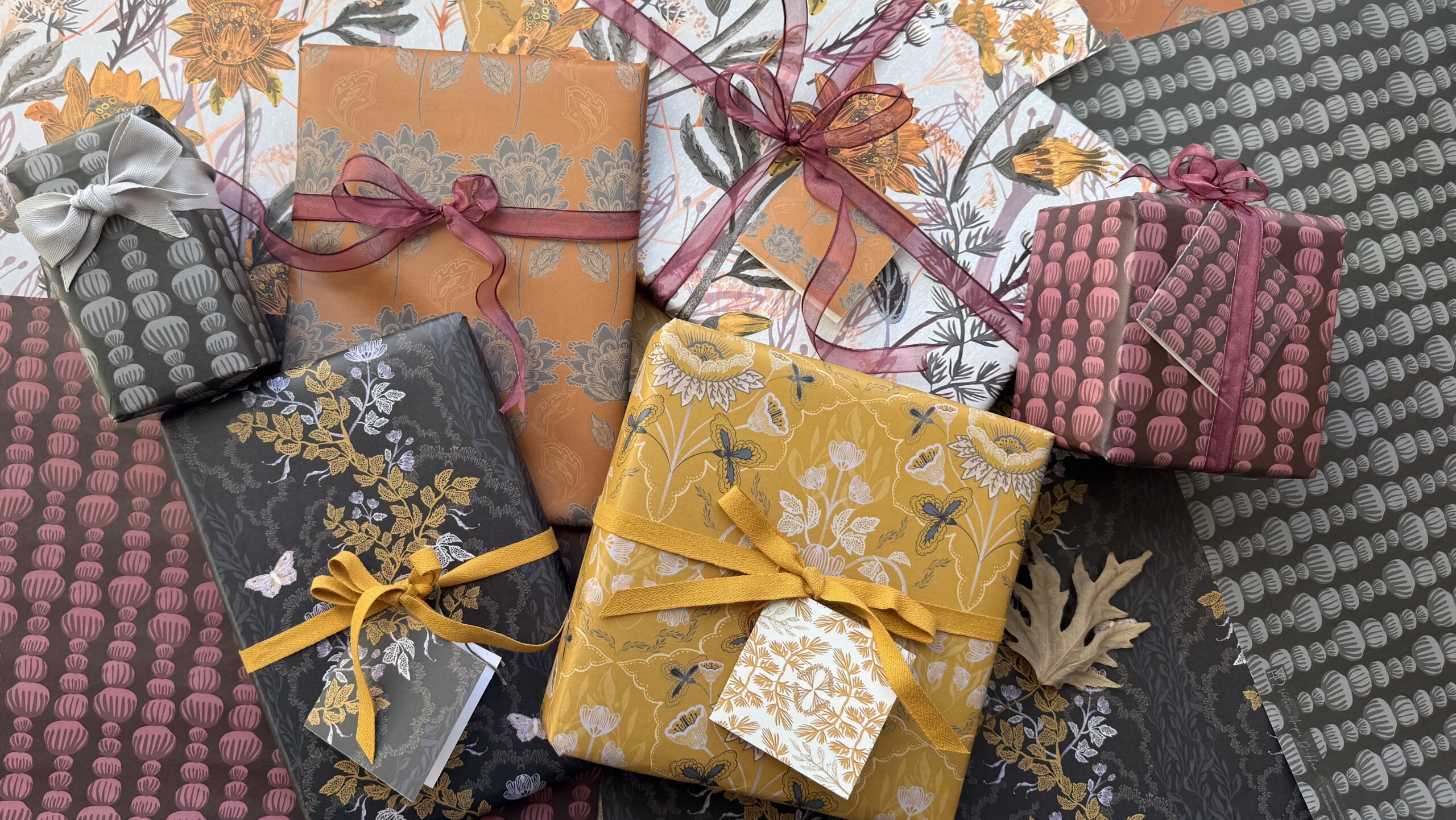 Gifts wrapped in gift wrap with bows in autumnal colours